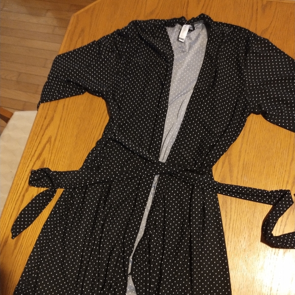 Robe - Picture 2 of 6